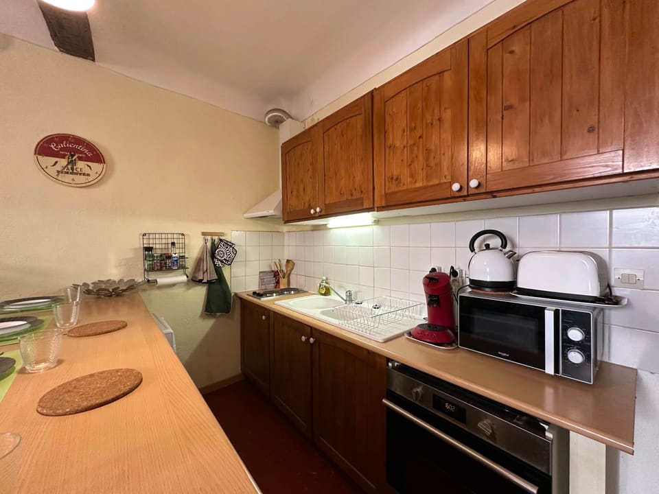kitchen, microwave, kettle, coffee machine senseo, toaster, sink, dining room