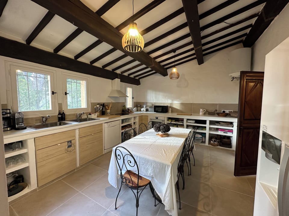 Fully equipped kitchen, ridge/freezer, oven, microwave, hob, dishwasher, filter coffee machine (1)
