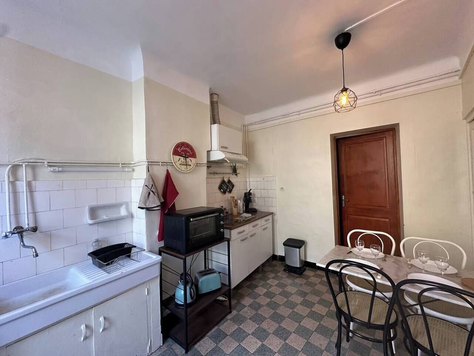 kitchen, oven, dining table, fridge, washing machine (2)