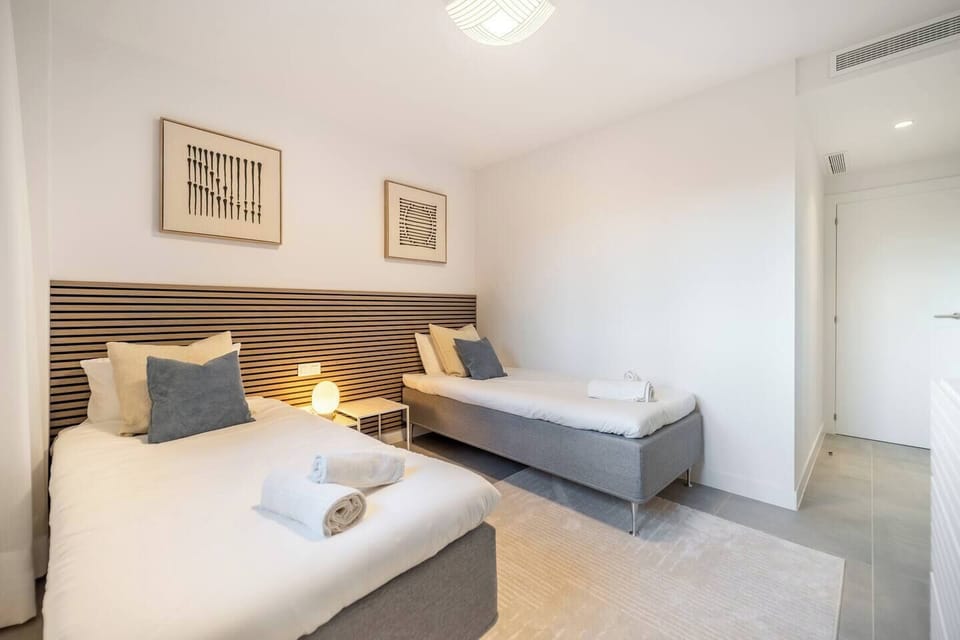 Second bedroom (2)