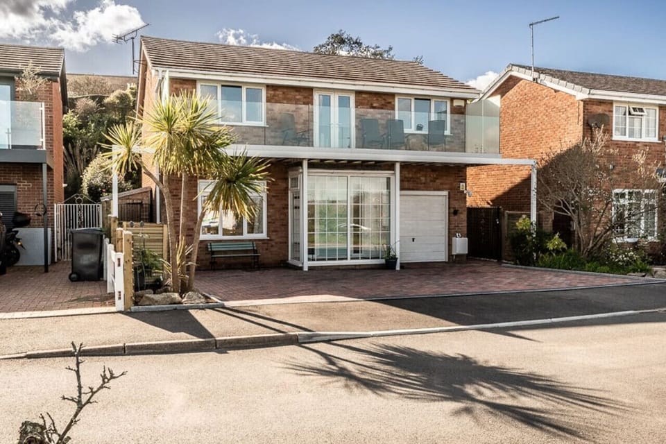 A fantastic large family home in the beautful Devon village of Cockwood. The balcony gives you stunning views over the Exe Estuary.
