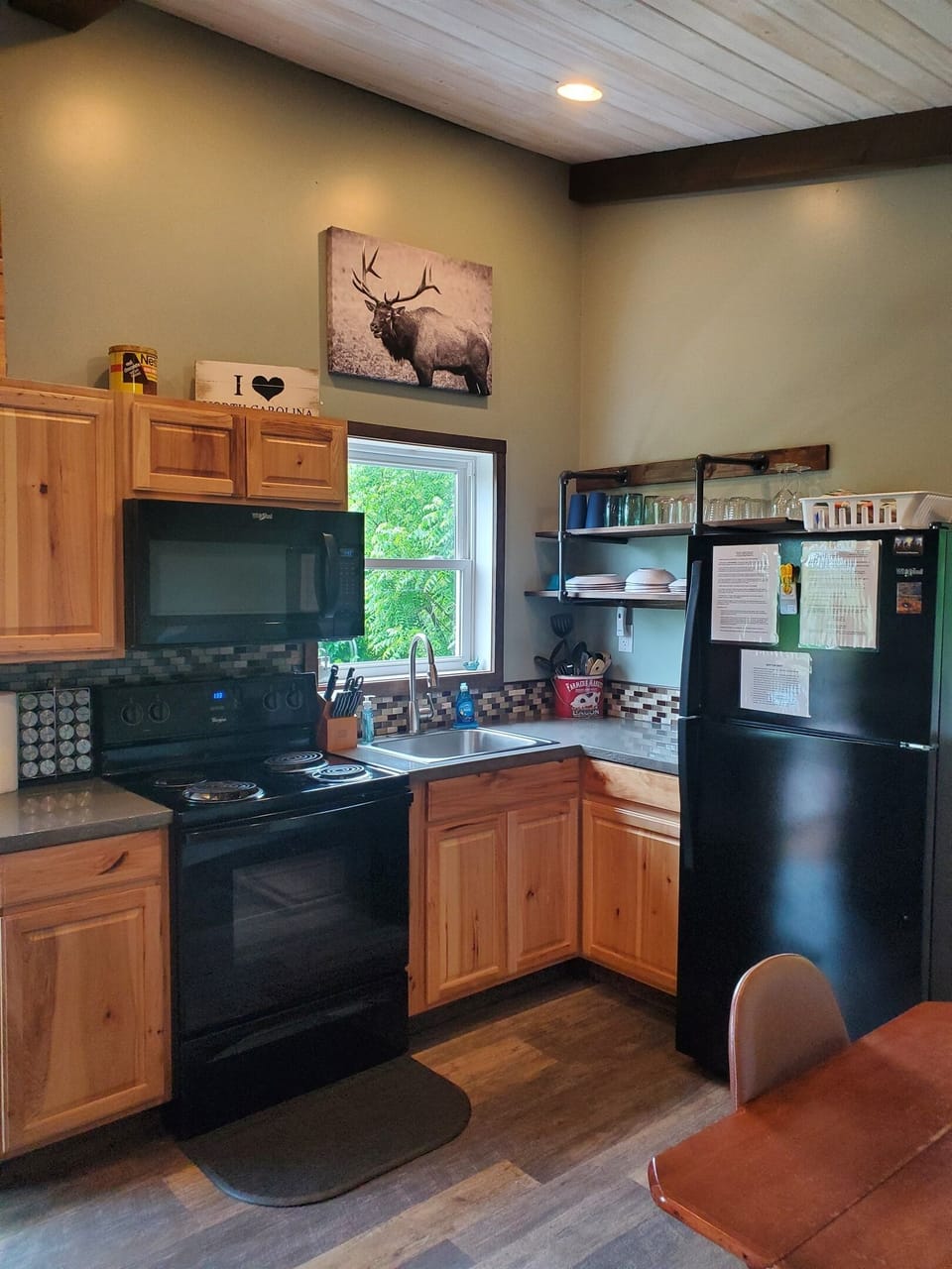 Fully equipped kitchen. Perfect for making a meal and eating outside