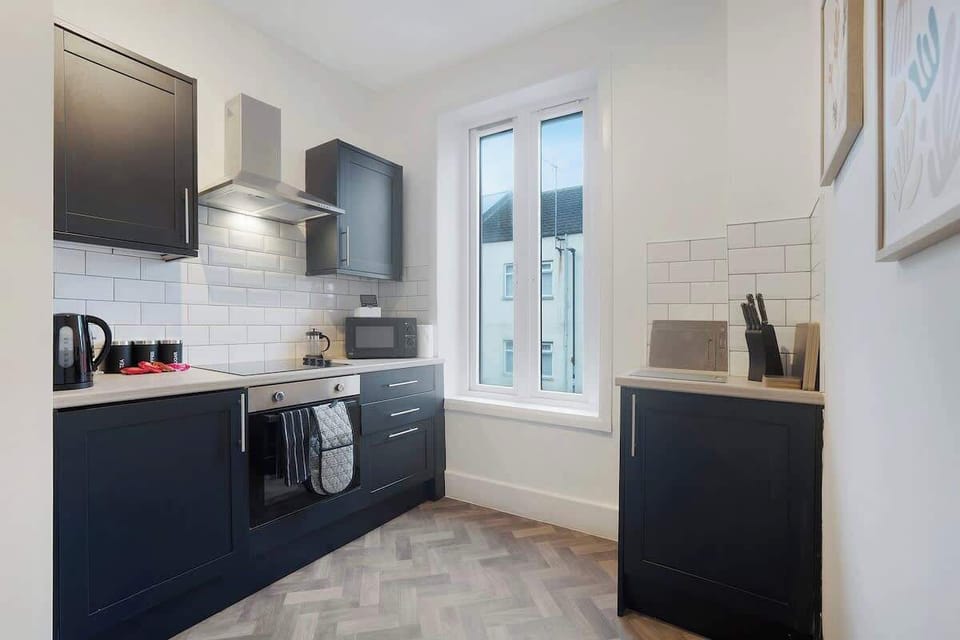 Family-friendly kitchen oasis equipped with all essentials, including a washer & dryer, oven, fridge and full cookware set.