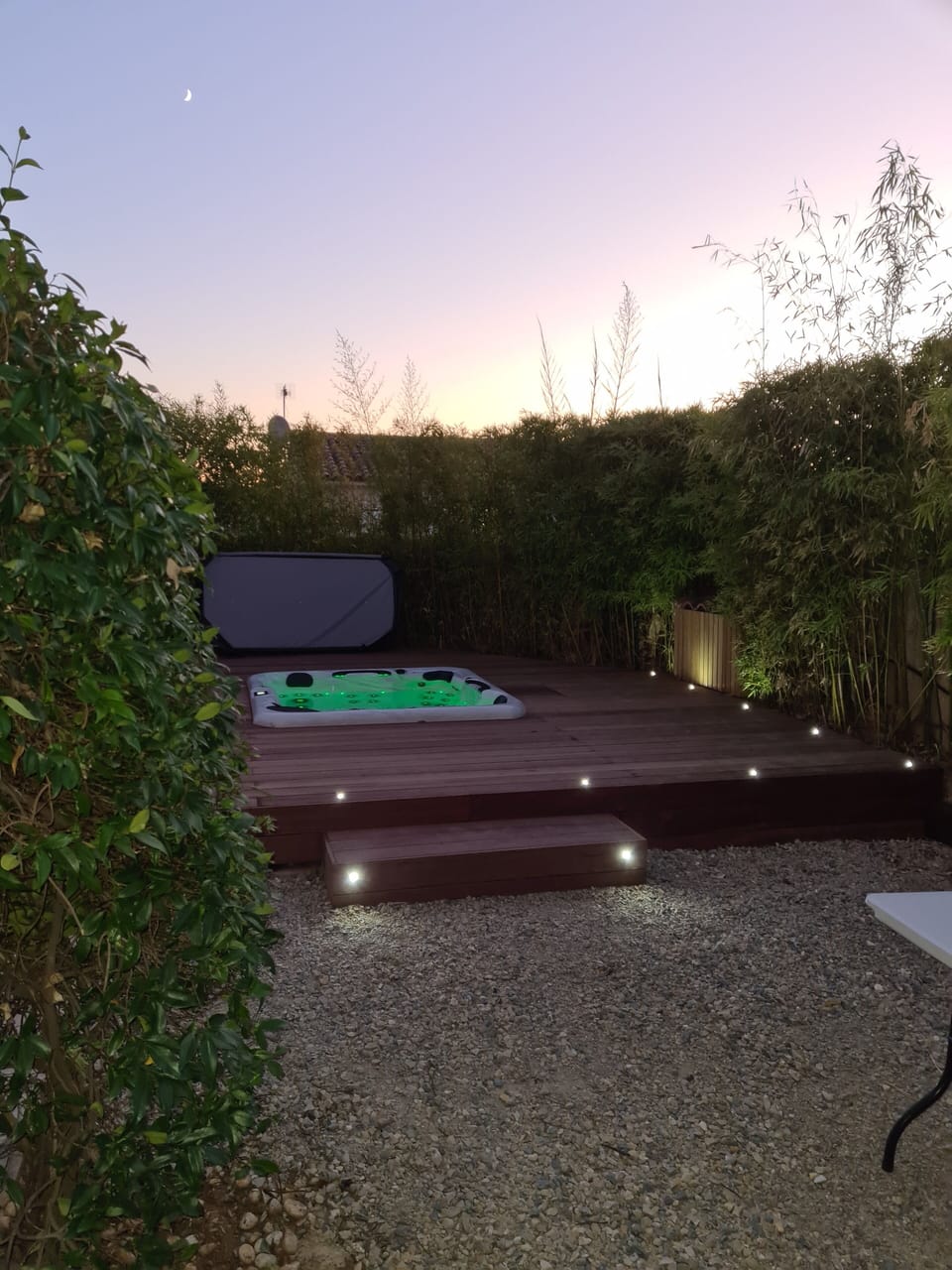 Outdoor spa tub