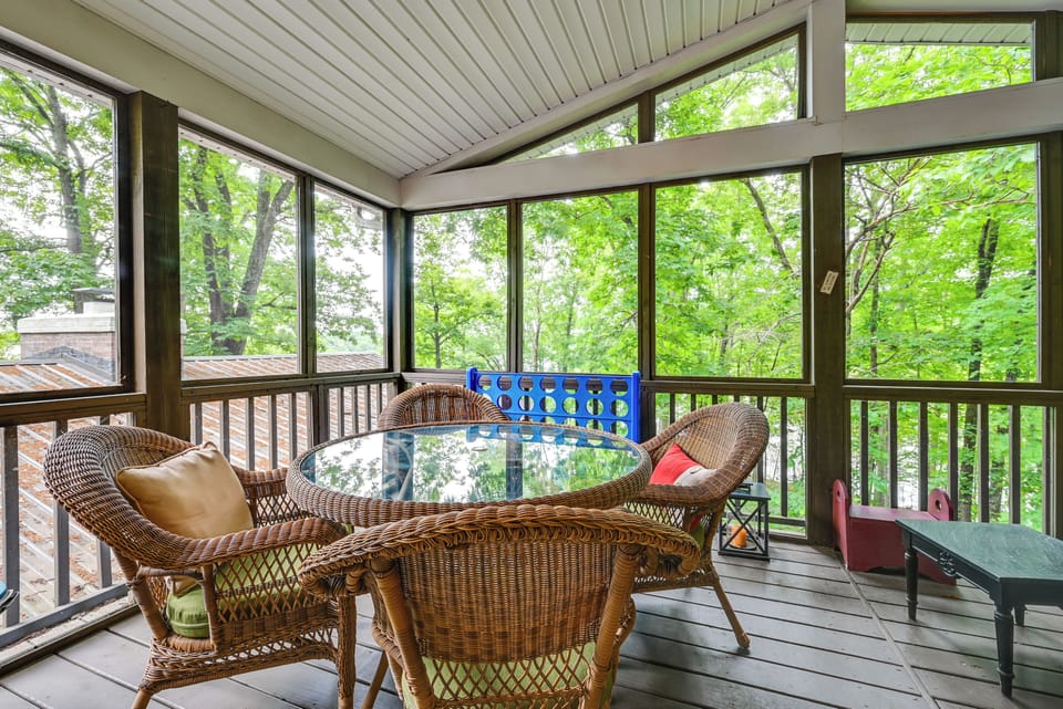 Screened-In Balcony | Dining Table