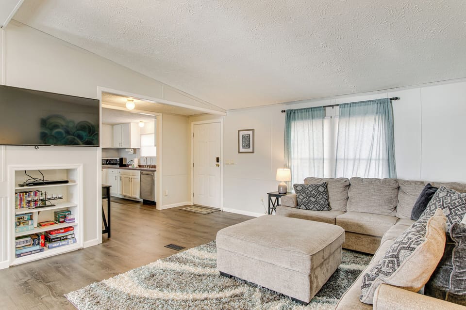 Living Room | Free WiFi | Central A/C & Heat | Smart TV | Gas Fireplace