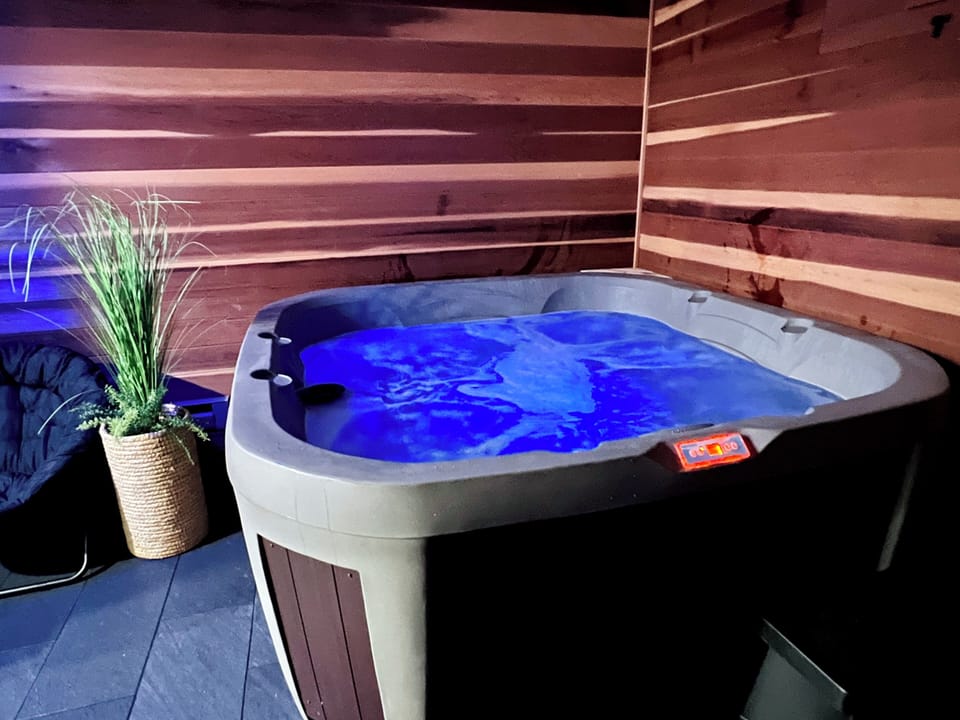 Indoor spa tub