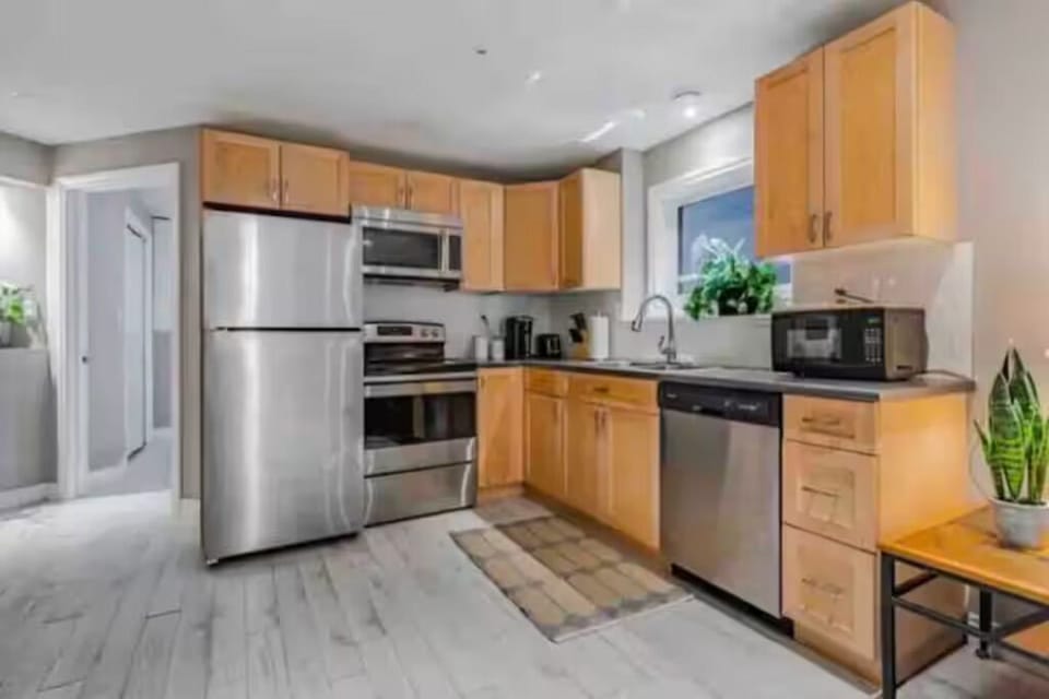 FULL KITCHEN