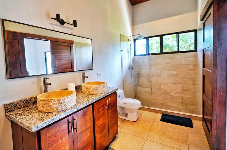 Ensuite bathroom 1