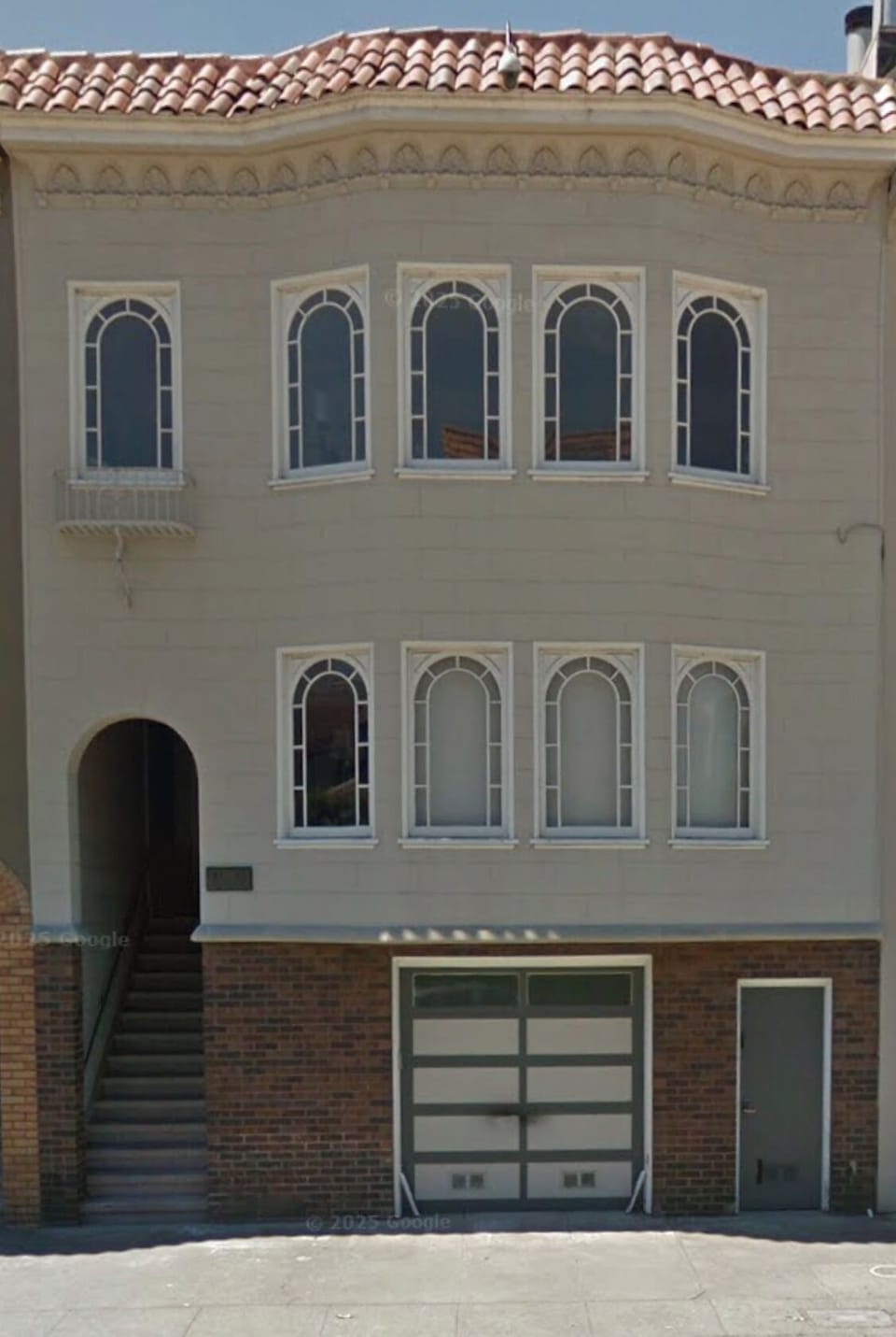 Exterior of our location. The flat is on the upper floor.