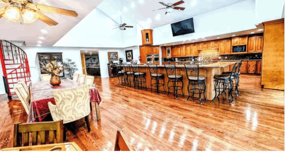 Dining & Kitchen are perfect for large groups!