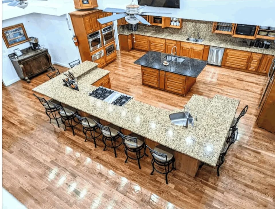 Gourmet Custom Built Great Escape Kitchen (room for 1/2 dozen cooks!)