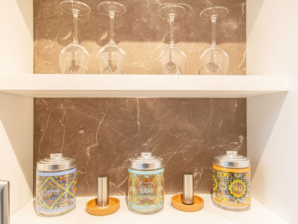 Interior Design, Kitchen, Glass, Wood Stain, Shelving, Countertop, Serveware, Varnish, Shelf, Cabinetry