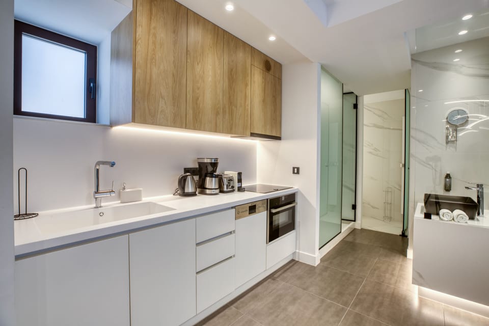 Kitchen, entrance to batroom