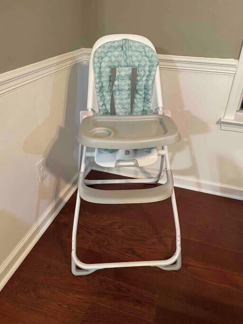 High chair and kids dinnerware! 