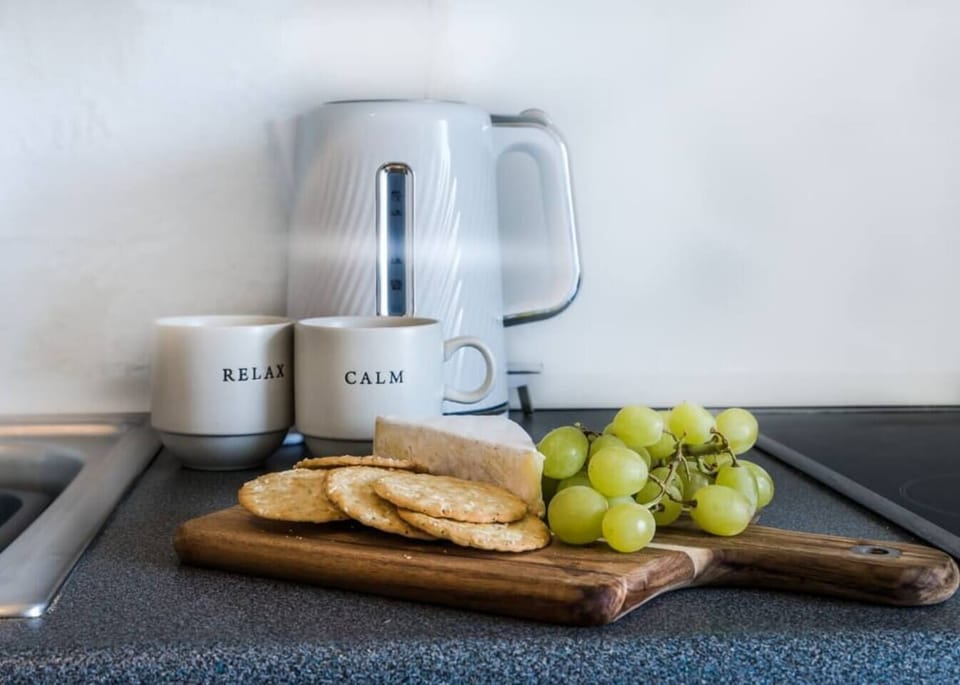 Cozy kitchen, happy vibes. Book your stay today! (4)