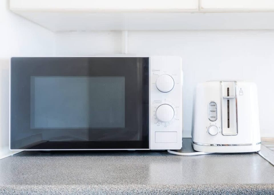 Cozy kitchen, happy vibes. Book your stay today! (5)