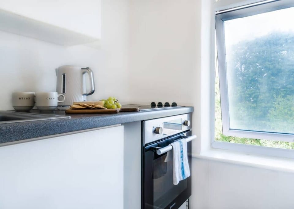 Cozy kitchen, happy vibes. Book your stay today! (3)