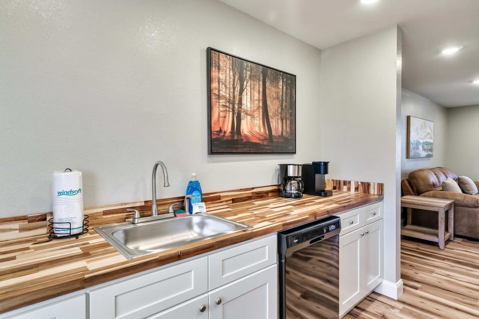 Modern finishes, stunning wooden countertops, and all you need for culinary adventures!