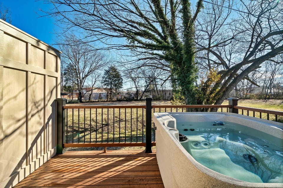 Nothin’ says Southern comfort like a warm hot tub soak under the open sky with nature all around.