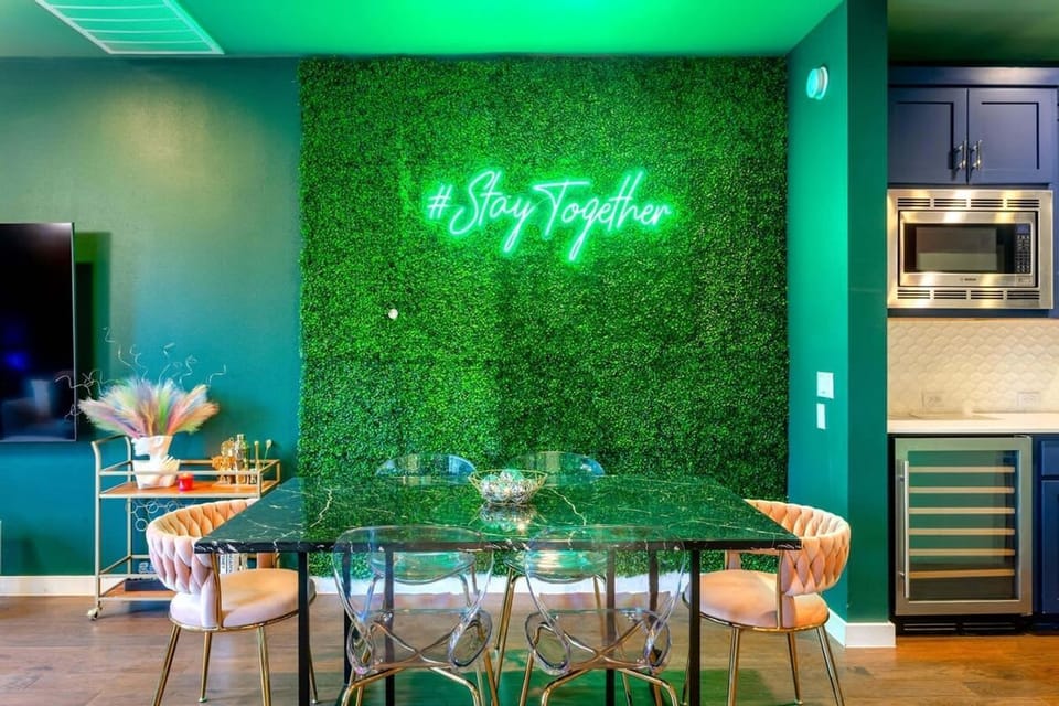 Spacious Dining Area For 6