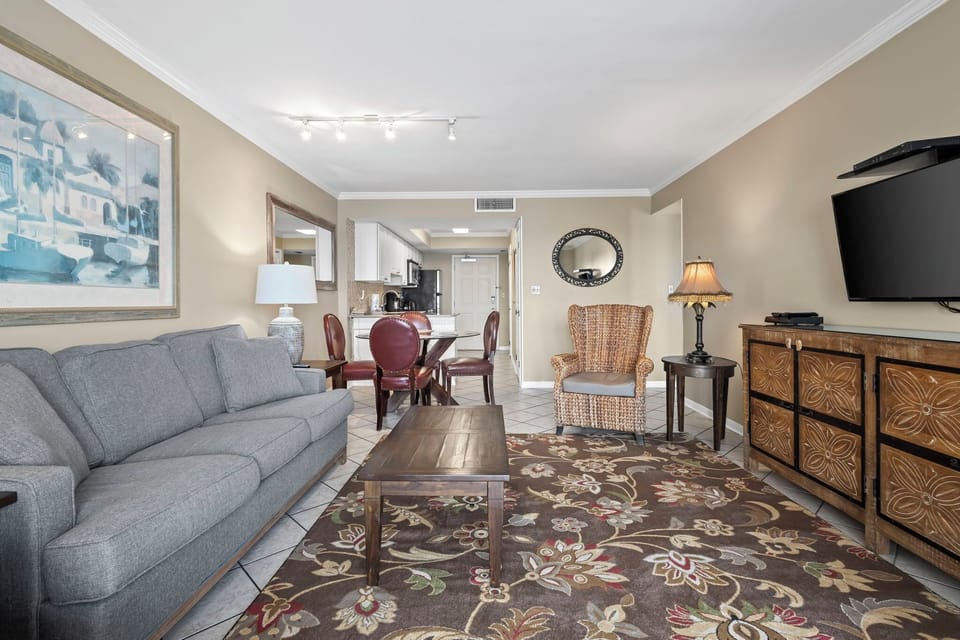 Surd Side Shores 1905 Living Area