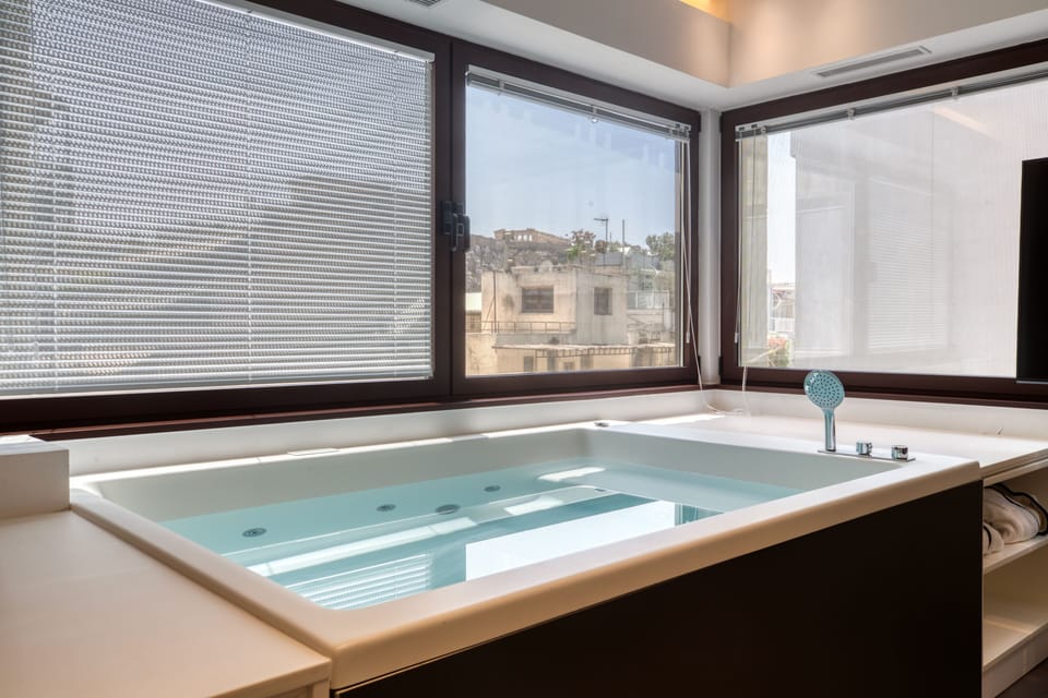 Jaccuzzi, hydromassage, view to Acropolis 