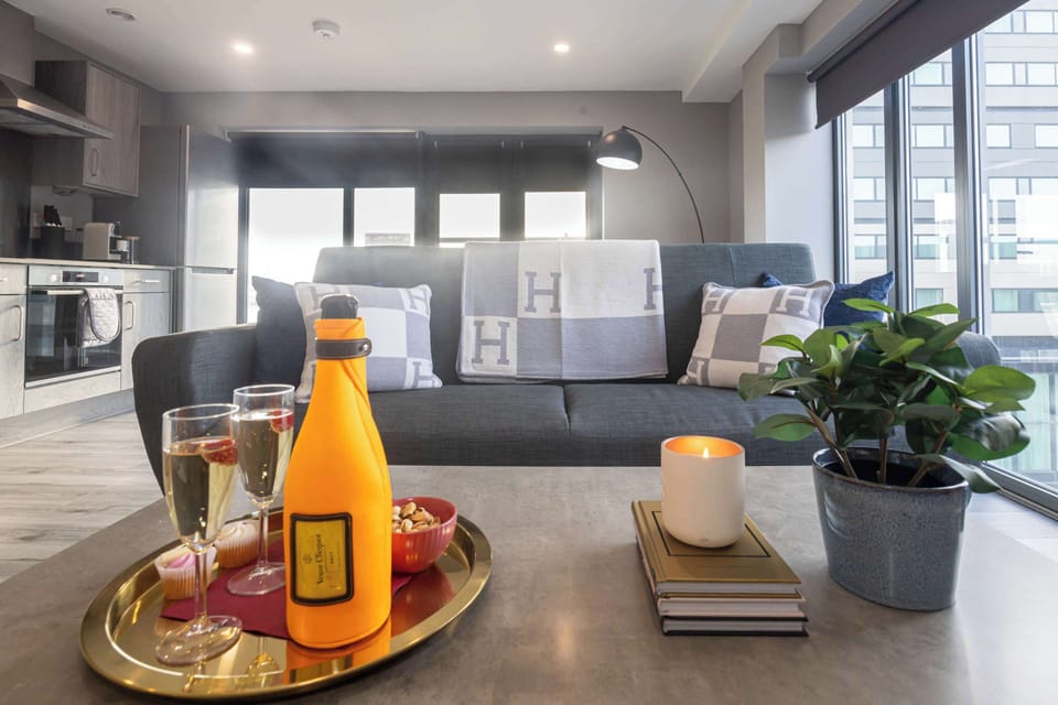 Bright open plan living with stunning dock views, settle in and feel at home from the moment you arrive