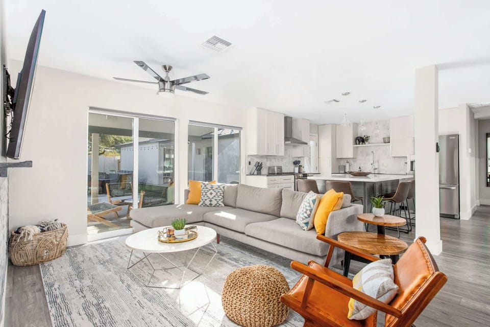 "Spacious and inviting: your perfect gathering spot awaits!"