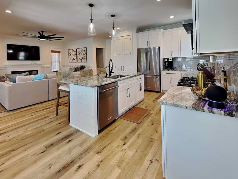 Living Room Connecting to the Kitchen