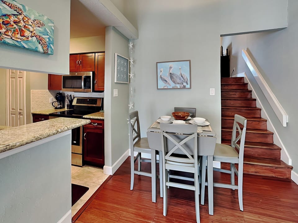 Dining Area & Kitchen
