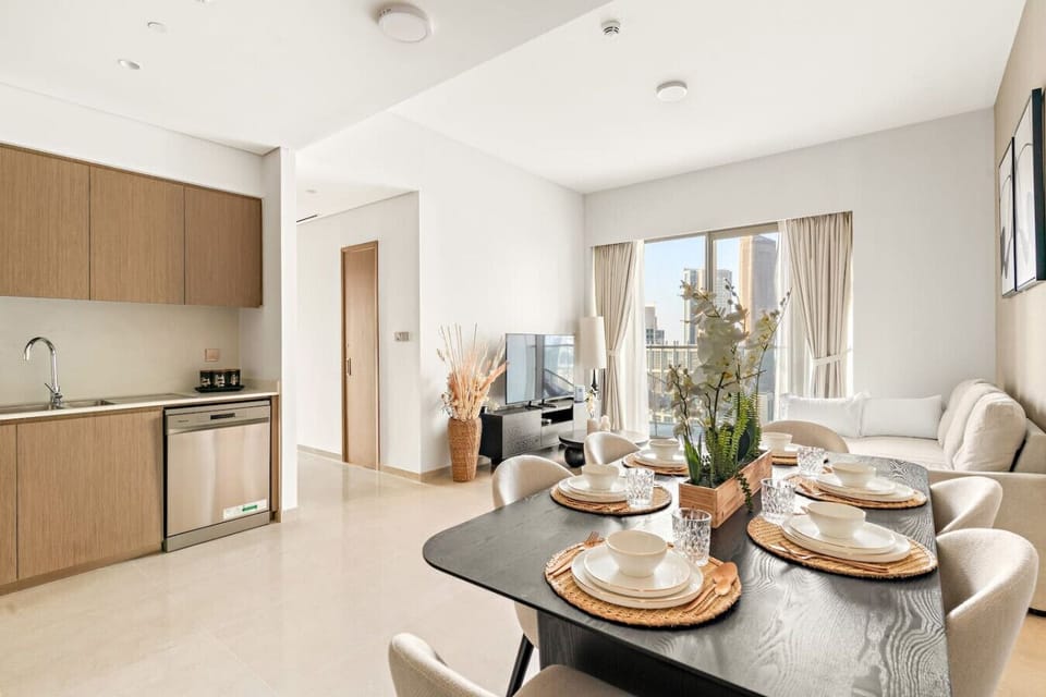 Living Room: Enjoy delightful meals and stunning city views in this stylish, bright space!