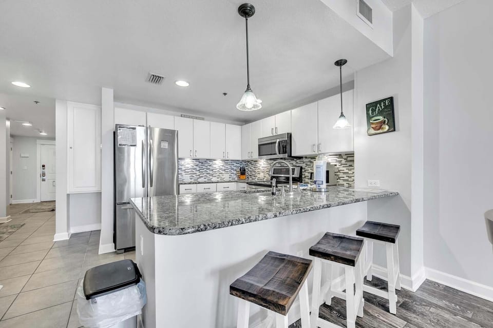 Eat-in kitchen bar