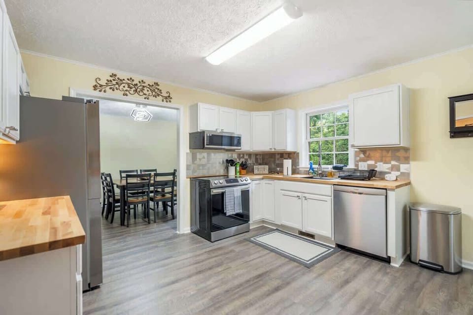 Fully equipped kitchen with utensils, cooking utensils, pots, pans, baking sheets, mixing bowls, plates, bowls, cups, and more!