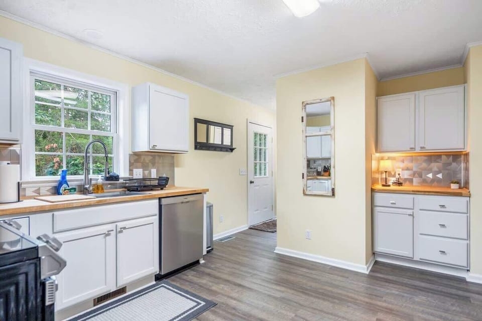 Fully equipped kitchen with utensils, cooking utensils, pots, pans, baking sheets, mixing bowls, plates, bowls, cups, and more!