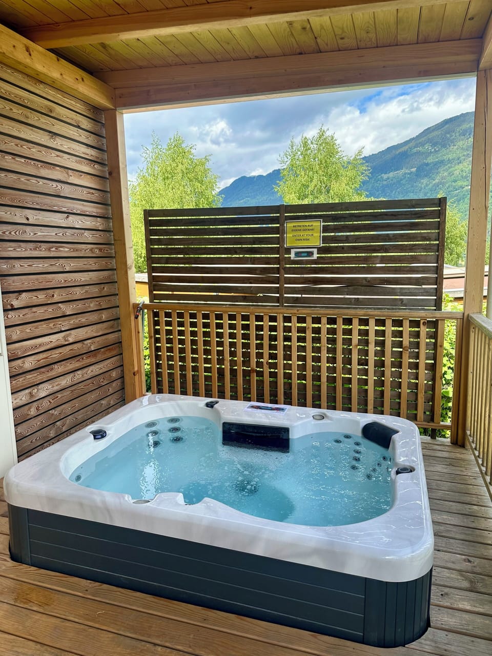 Outdoor spa tub