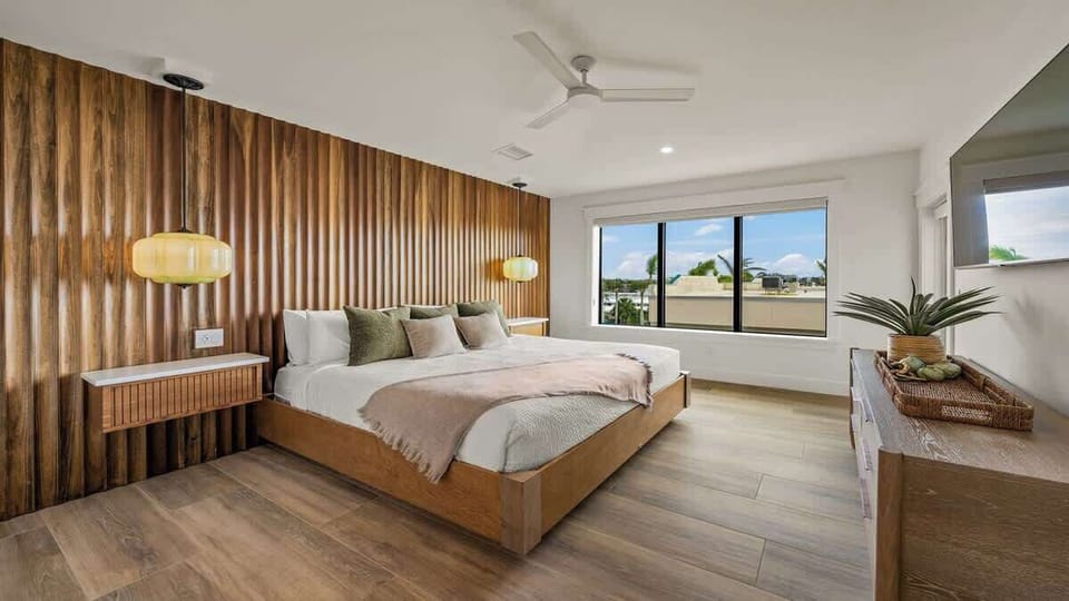 Master Bedroom 1 - En-Suite Bathroom - King Size Bed - HDTV