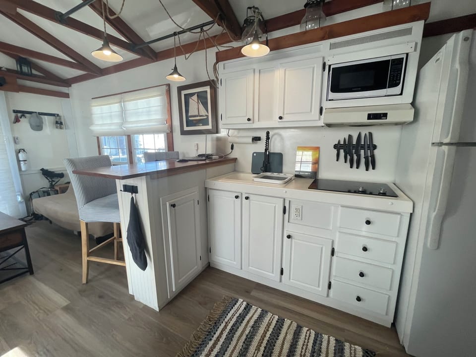 Fully equipped kitchen, full size fridge