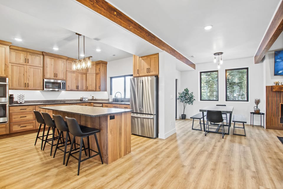 Easy access from the kitchen to the dining area