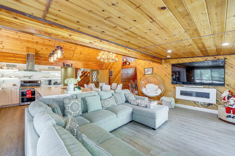 Living Room | Main Level | Smart TV | Free WiFi | Central A/C & Heating