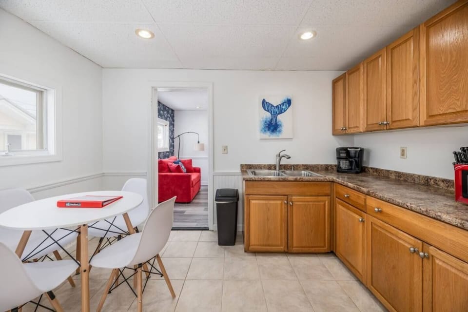 Full kitchen with eating area