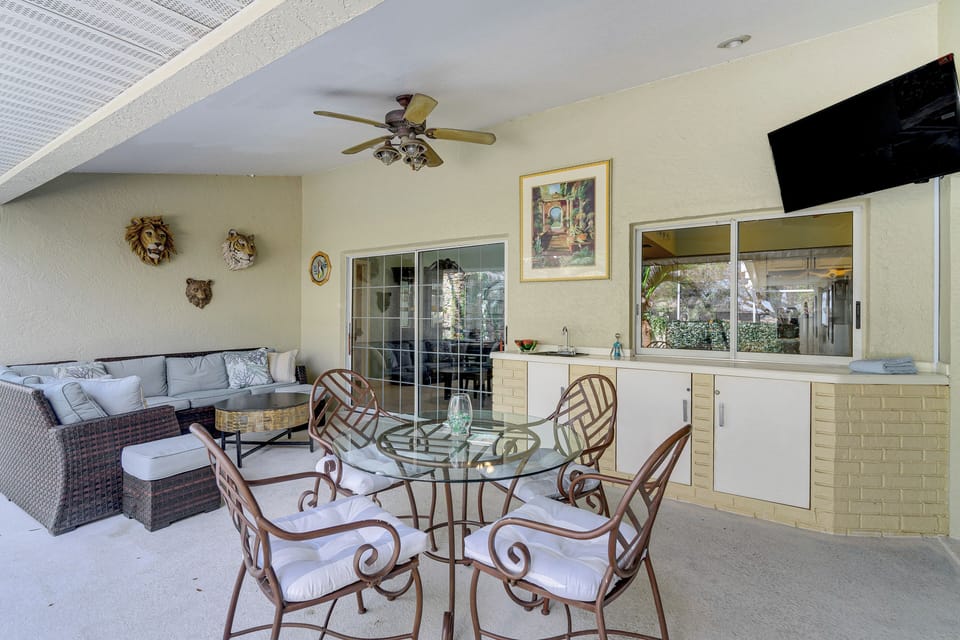 Lanai | Wet Bar | Smart TV
