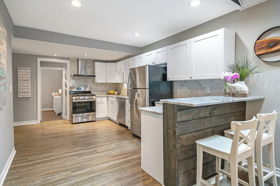 Lots of space in this bright and open kitchen 