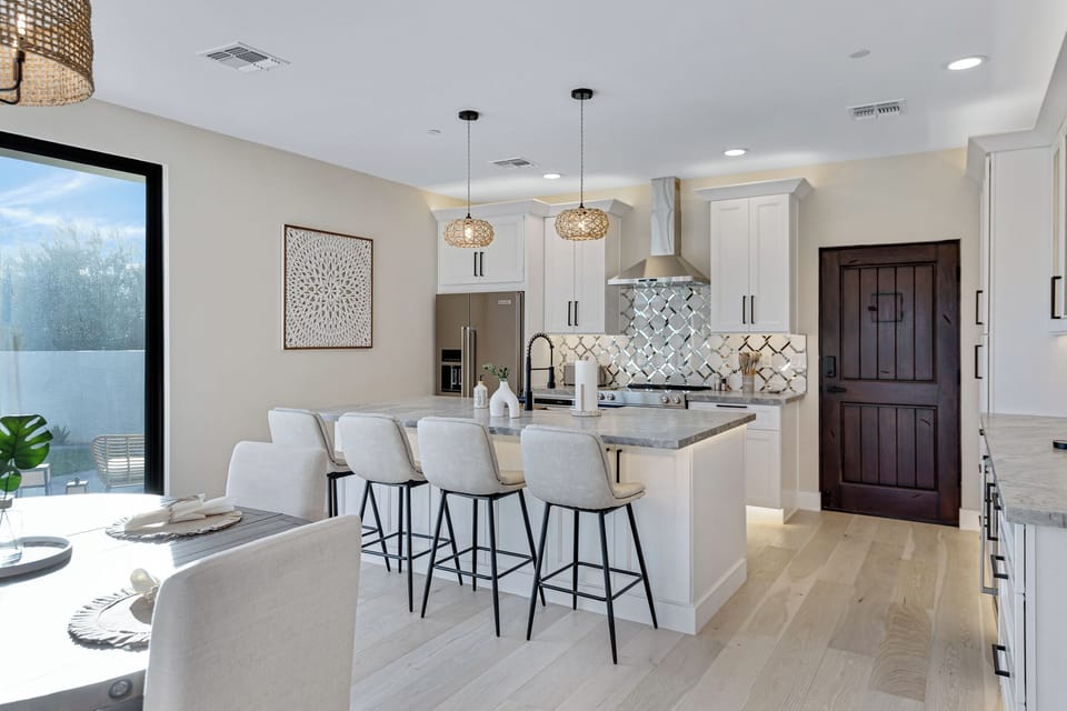 Kitchen island w/ stools