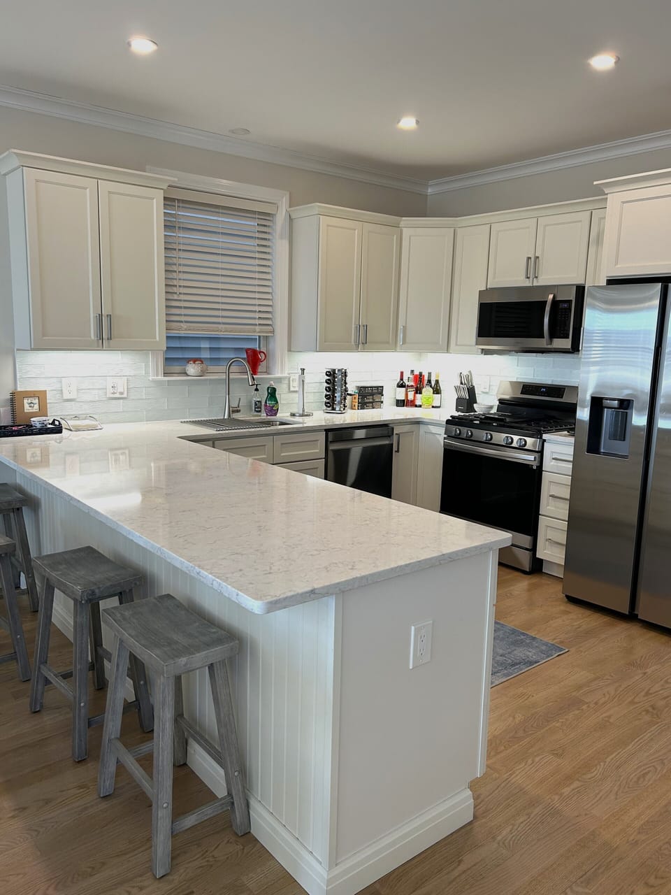 Modern and large Kitchen