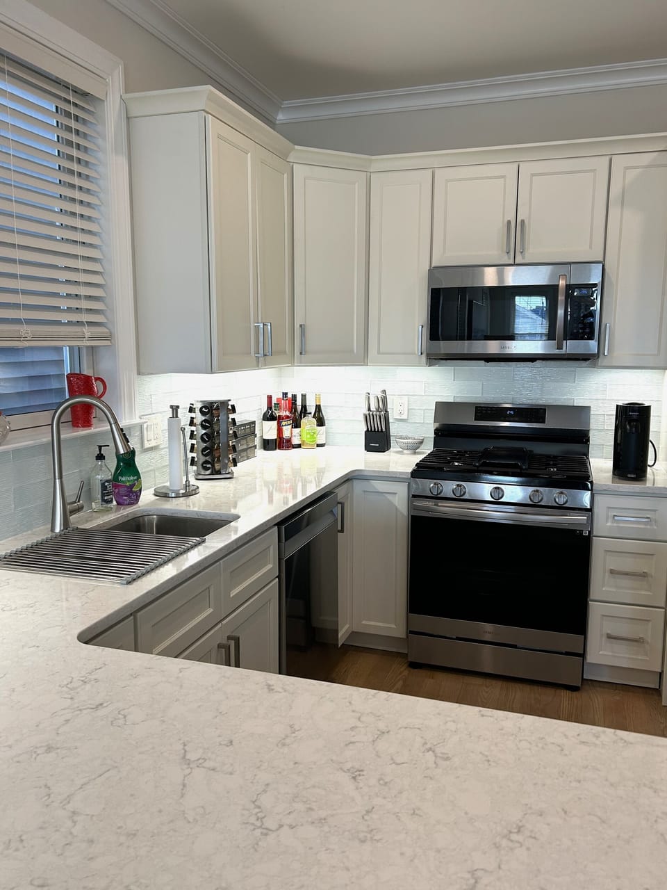 Kitchen: with Spacious Counter space