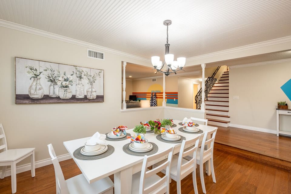Open, welcoming, and easy to move through, the dining area sits at the heart of the home, connecting seamlessly to the main living spaces. Whether it’s breakfast before a Disneyland day or dinner after the beach, it’s a comfortable spot for everyone to co