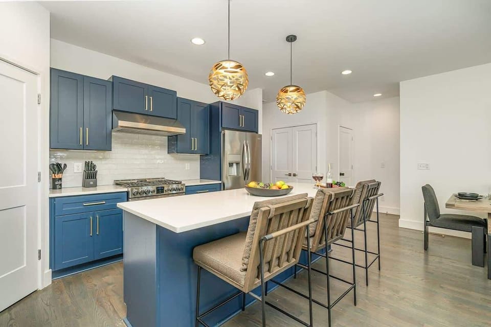 A bright, fully-equipped kitchen with modern appliances and plenty of counter space, ideal for preparing meals or enjoying casual snacks.