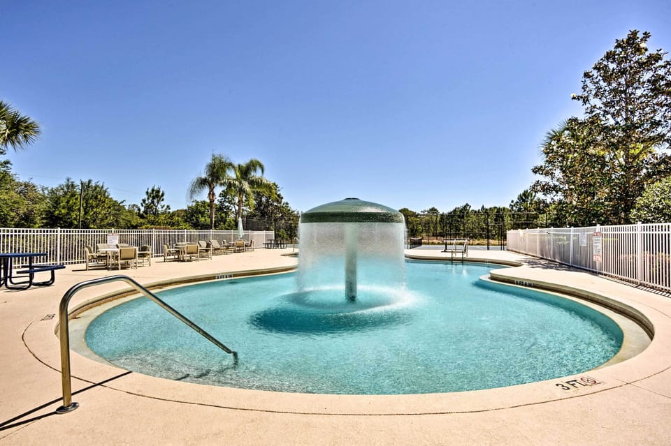 Community Amenities | Outdoor Pool