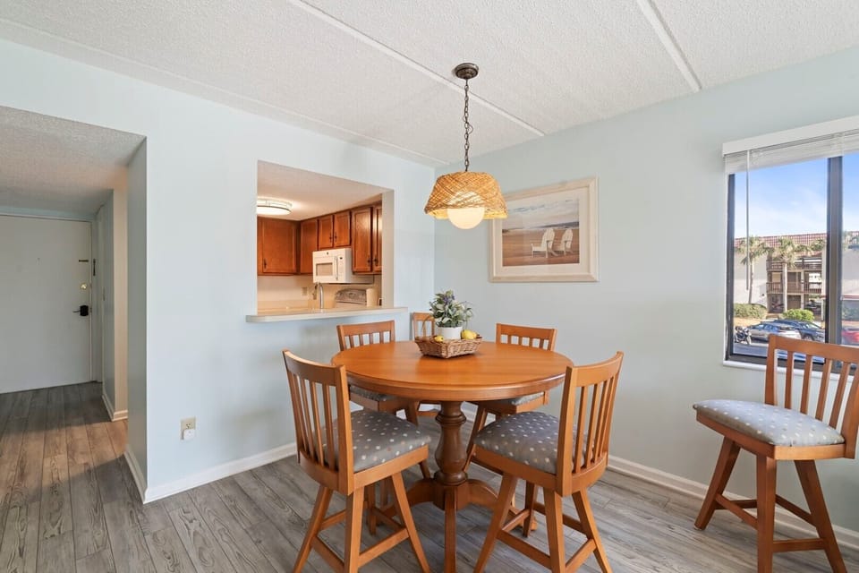 1208 Dining Area